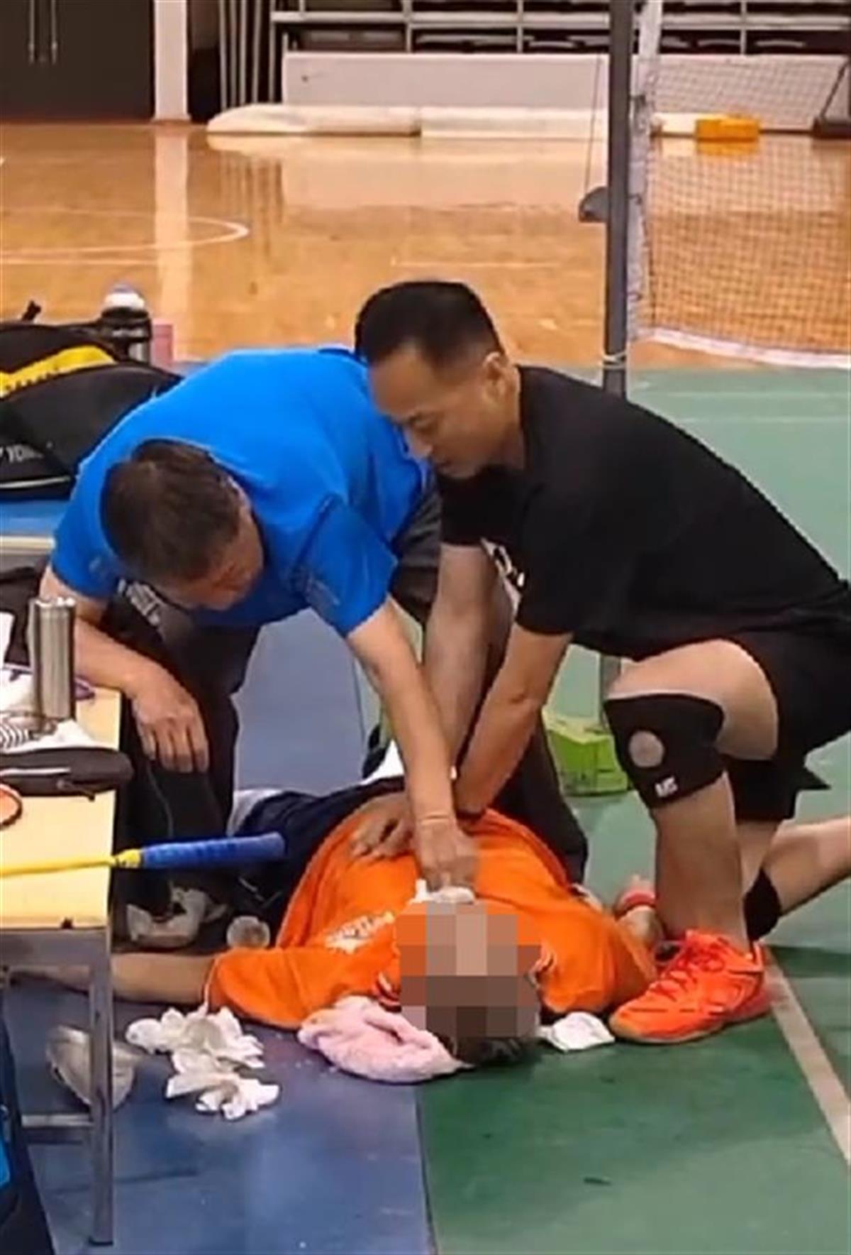 男子打羽毛球时突然晕厥,球友人工呼吸接力救援